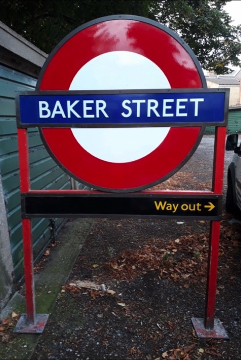 Bajer Street London Underground Roundel